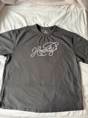 Levi's Charcoal 'Howdy' Graphic Tee with Red Accent